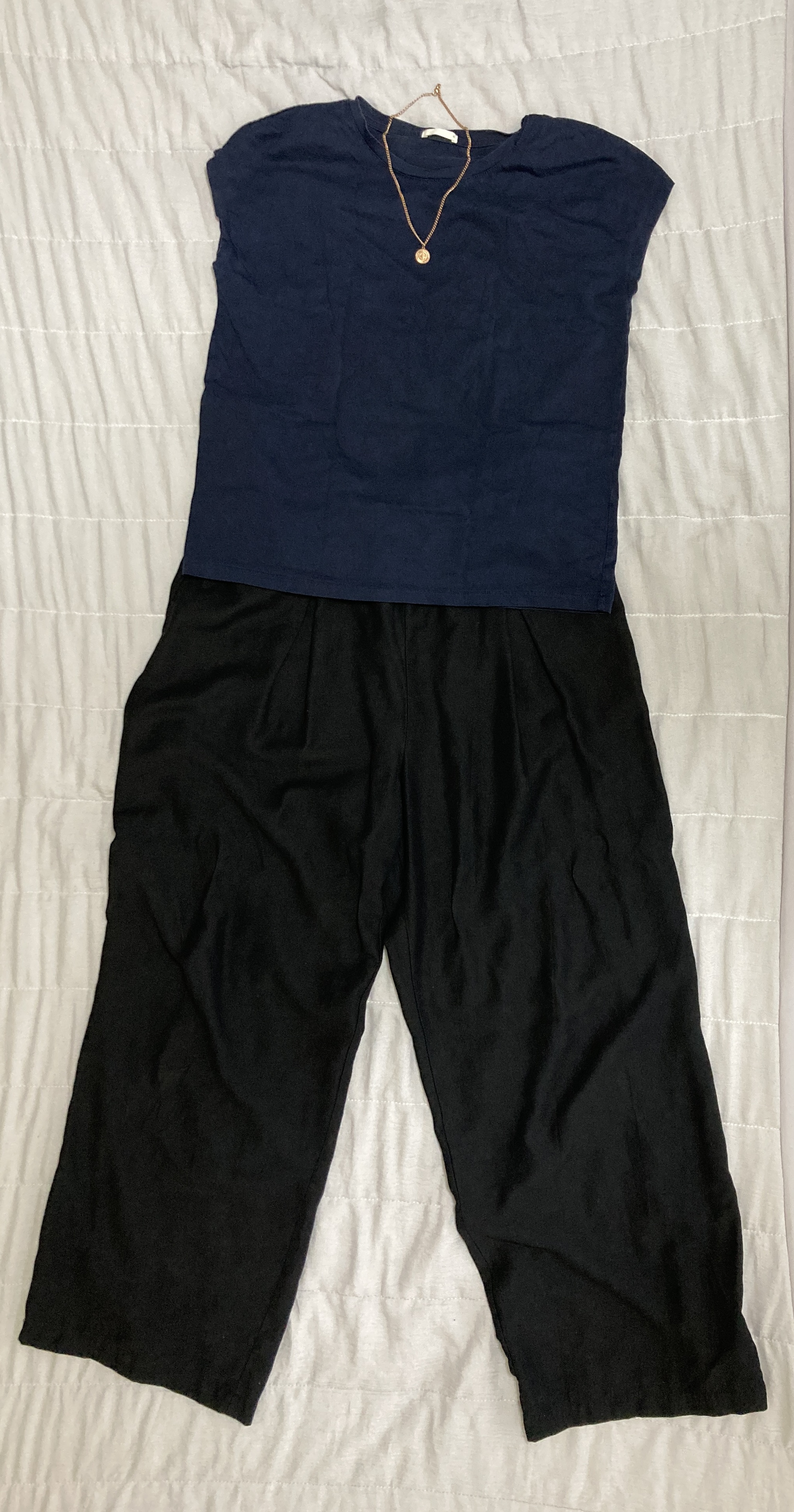 高校説明会に着て行った母親の服装(紺色のカットソーと黒のパンツ)